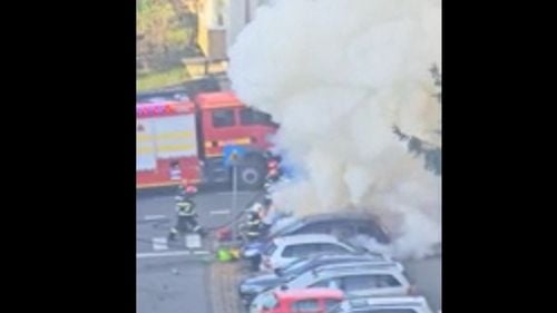 O maşină a luat foc într-o parcare din Miercurea Ciuc / Incendiul s-a extins la un alt autoturism, sunt în pericol și celelalte mașini din parcare