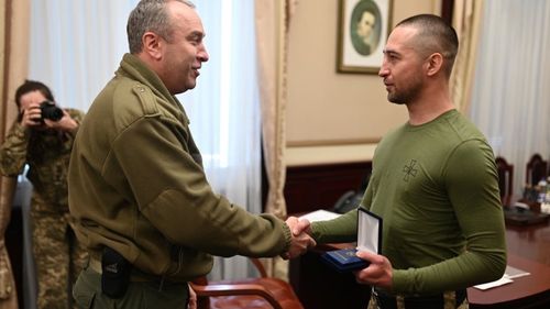 Unul dintre soldaţii ucraineni de pe Insula Şerpilor a fost decorat pentru serviciile sale / Polițistul de frontieră Roman Hrybov a fost eliberat de armata rusă