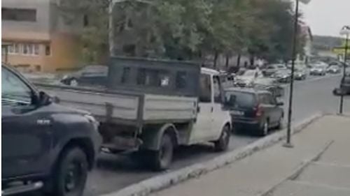 Protest la Măcin (Tulcea) faţă de interzicerea de către CNAIR a parcării maşinilor în centrul oraşului / ”O să protestăm până când se va bloca şi podul de la Brăila”