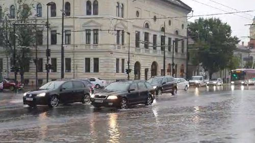 VIDEO Străzi inundate în centrul Clujului după o furtună puternică
