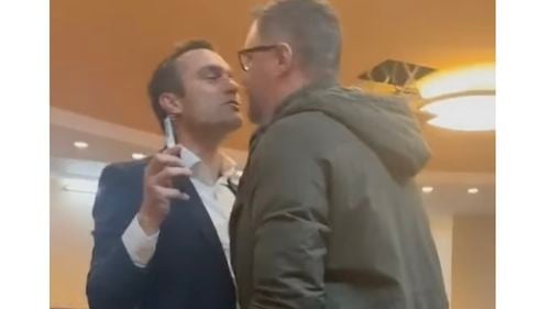 VIDEO Allen Coliban și deputatul AUR Dan Tănasă, conflict în sala de Consiliu a Primăriei Brașov / „Ești un nenorocit” vs „Ești un mafiot” / Parlamentarul AUR îl acuză pe fostul primar că vrea amenajarea unui parc pe o proprietate privată