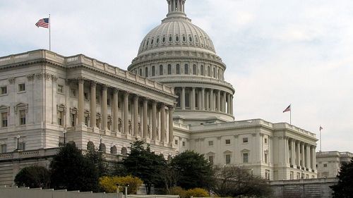 Senatul SUA a aprobat un proiect republican care vizează prelungirea reducerilor de impozite din 2017 ale lui Trump, în valoare de trilioane de dolari, și reducerea drastică a cheltuielilor guvernamentale / Doi republicani au votat împotrivă