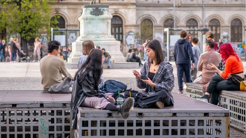 De ce tinerii aleg timpul liber și flexibilitatea în locul siguranței financiare. La ce vârstă pleacă din casa părinților