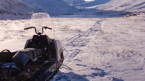 UPDATE Turistul străin, grav rănit după ce a sărit cu un snowmobil în albia pârâului Azuga, a murit la spital