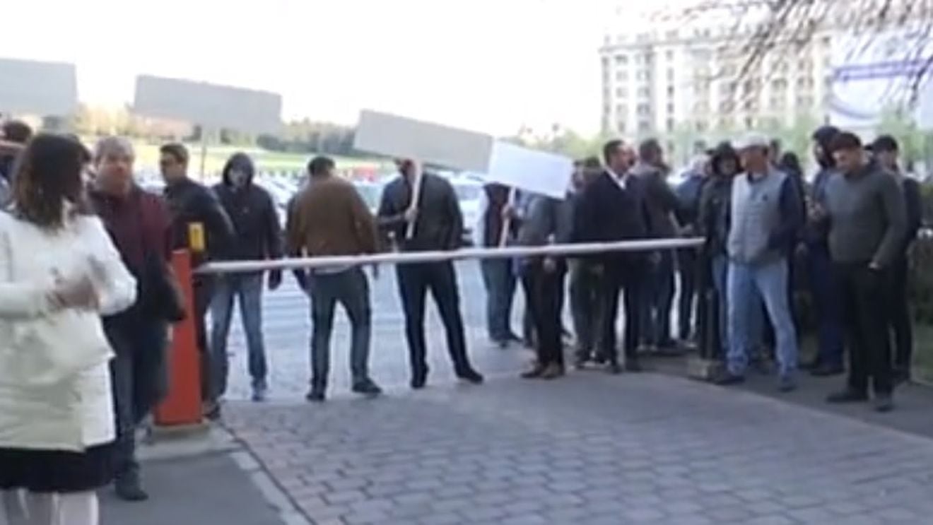 Protest la Parchetul General, câteva zeci de oameni i-au cerut demisia lui Augustin Lazăr