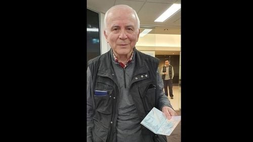 Un profesor octogenar stabilit în Australia, printre primii români care au votat în Diaspora
