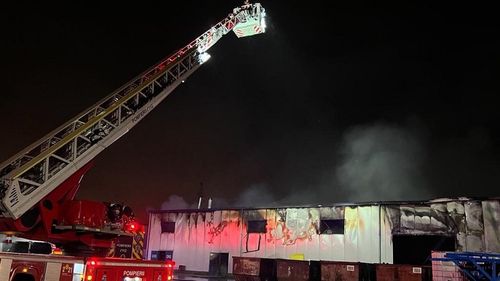 Incendiu la o hală unde se vopsesc piese pentru mașini / Au fost mobilizați peste 70 de pompieri / Angajații s-au autoevacuat, nu sunt victime
