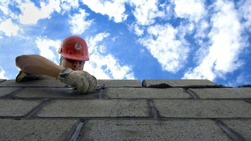 Guvernul majorează în ședința de marți salariile minime din construcții, agricultură și industria alimentară