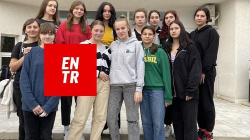 VIDEO Dorofea, sportiva de 15 ani care și-a ajutat fostele adversare din lotul național de polo al Ucrainei. Povestea emoționantă a junioarelor de la echipa din Kiev, refugiate în România