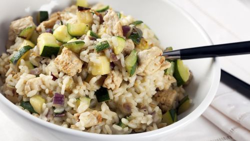 Orez cu dovlecei și cuburi de piept de pui, gata în maxim jumătate de oră. Un prânz rapid și reconfortant, de mijlocul săptămânii