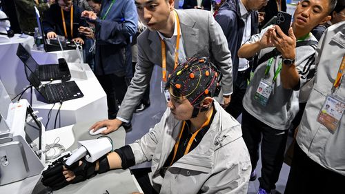 China devansează Neuralink și aprobă primul implant creier-computer comercial din lume