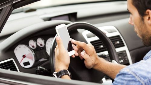 Amendă și suspendarea permisului pentru șoferii care țin în mână telefonul mobil sau tableta, la volan