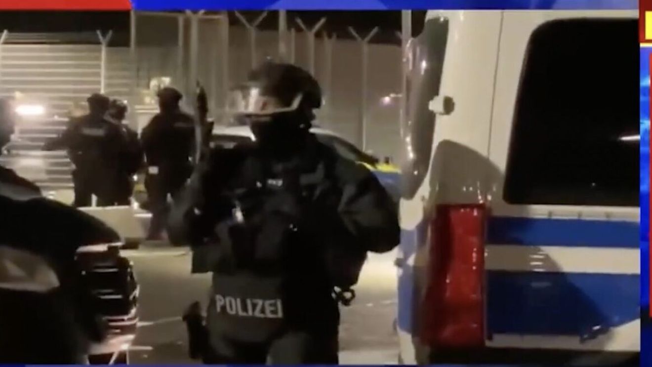 Alertă în Aeroportul din Hamburg: Un bărbat a trecut cu mașina peste bariera de securitate ajungând în zona pistei. Un copil a fost luat ostatic / Zeci de zboruri afectate, aeroportul fiind închis