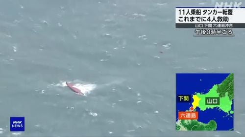 VIDEO Opt morţi şi doi dispăruţi în sud-vestul Japoniei, în urma răsturnării unei nave cisternă sud-coreeană cu 980 de tone de acid acrilic la bord