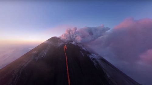 Rusia: Trei supravieţuitori dintr-un grup de 12 alpiniști, salvați de pe un vulcan activ din Eurasia