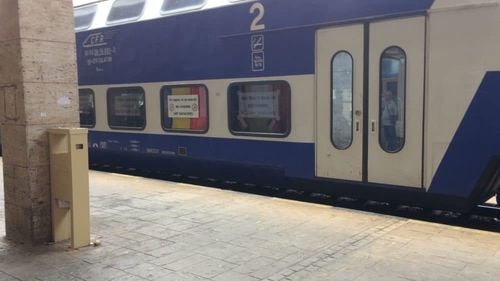 FOTO Trenul care duce ieșeni la mitingul PSD din București, împodobit cu mesaje: ”Vă rugăm să ne scuzați, nu vorbim cât ascultați”