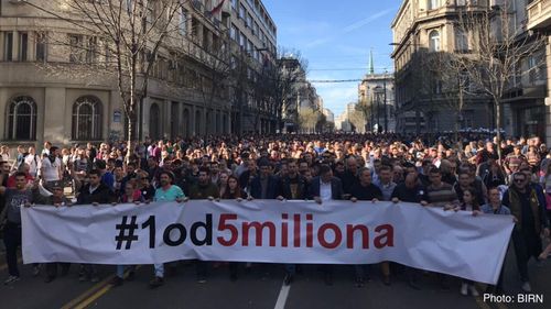 VIDEO Proteste la Belgrad împotriva corupției și a președintelui Vucic. Poliția a intervenit în forță