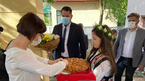 Ioana Mihăilă, primită cu pâine și sare într-o localitate din Giurgiu: Cred că ce s-a întâmplat astăzi aici este suficient să ne arate că nu contează culoarea politică