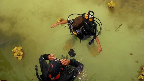 Cinci scafandri îl caută pe pompierul căzut în lacul de acumulare Siriu