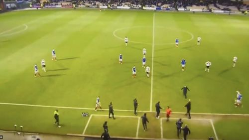 VIDEO Un suporter britanic l-a fugărit pe arbitru pe teren după o decizie controversată, la un meci din League One