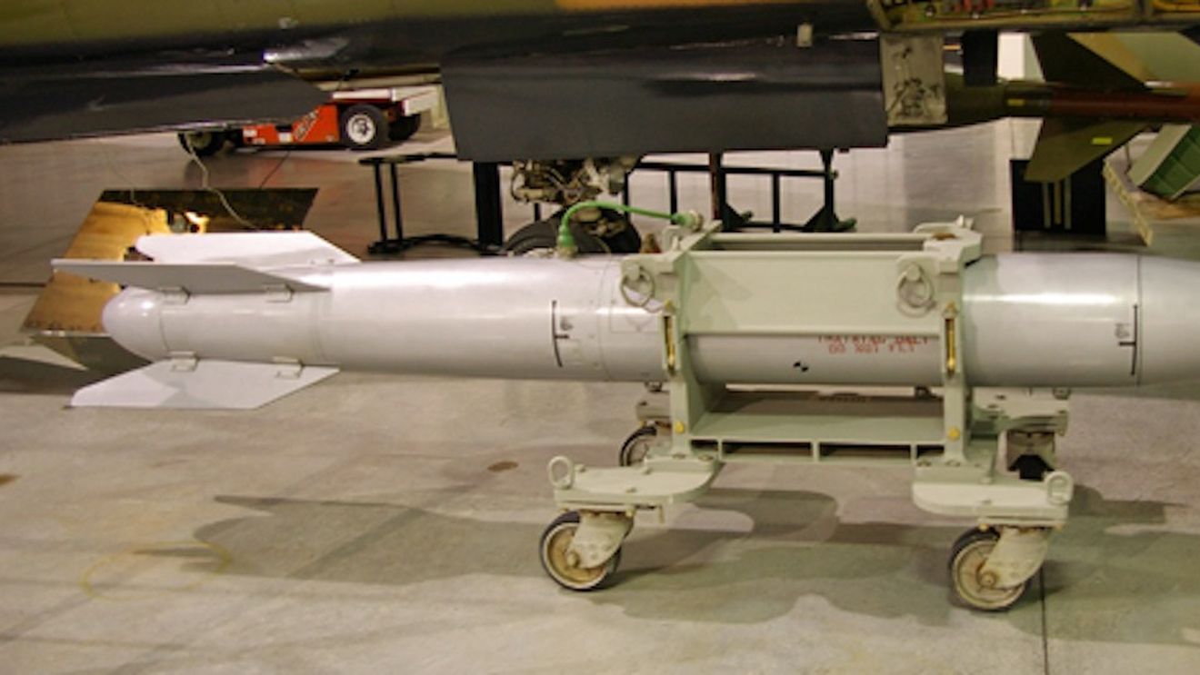 Politico: SUA accelerează planurile de modernizare a armelor nucleare din Europa / În decembrie vor fi aduse bombele gravitaționale B61 modernizate / Operațiunea era planificată inițial în primăvara anului viitor