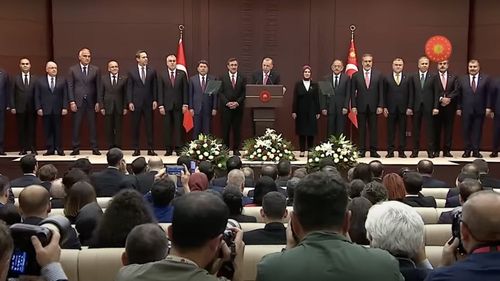 VIDEO Turcia: Recep Tayyip Erdogan a prezentat un guvern aproape complet înnoit, inclusiv în privinţa portofoliului Afacerilor Externe şi al Apărării