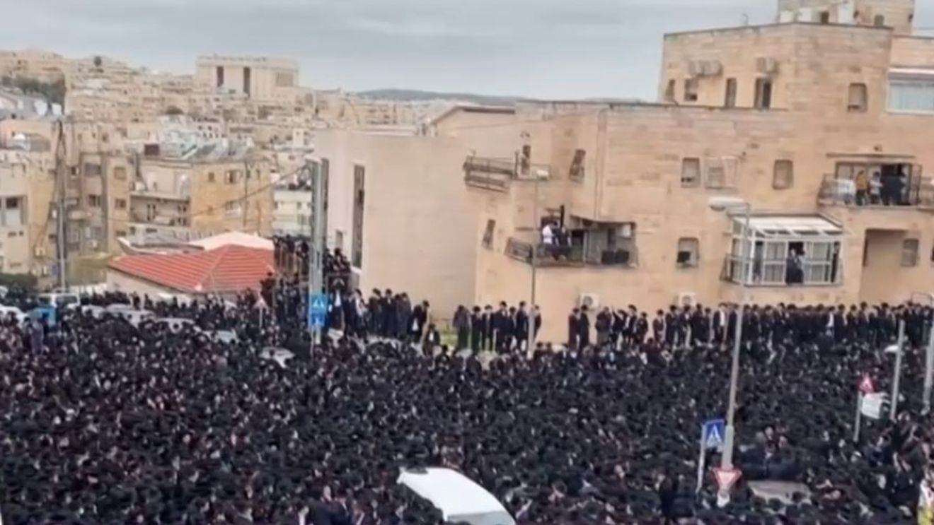 Lockdown prelungit cu cinci zile în Israel/ Duminică, mii de persoane au participat la înmormântarea unui rabin în Ierusalim