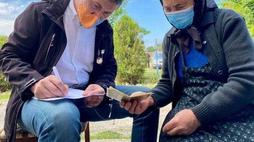Vicepremierul Dan Barna, voluntar în campania de vaccinare dintr-o comună sibiană: I-am ajutat pe bunici să completeze formularele de vaccinare