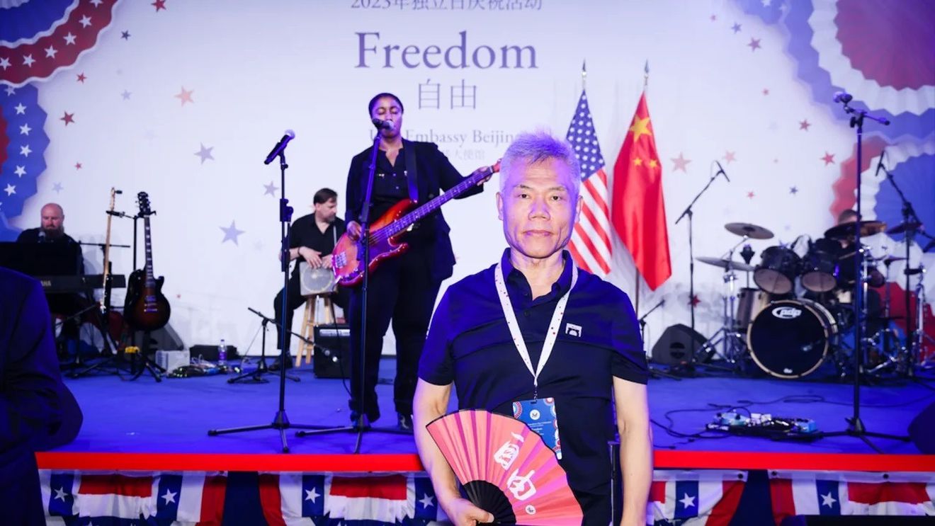 Un expert chinez "luptător antiamerican", acuzat de ipocrizie după ce a participat la o petrecere de Ziua Americii  /  A lăudat mâncarea "spectaculoasă", cu care "sărbătorile de ziua națională de la ambasada Rusiei nu se pot compara"