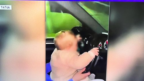 O tânără, filmată cu un bebeluș în brațe, în timp ce se afla la volan conducând pe o șosea din Maramureș