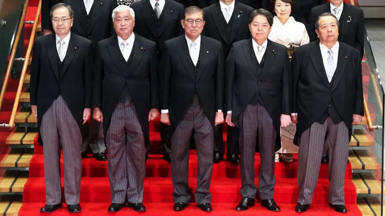 Guvernul japonez recunoaște că a editat fotografia cabinetului, în care doi membri apăreau cu pete pe cămașă