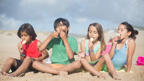 Mesaj pentru părinți de la spitalul județean din Sfântu Gheorghe: Lăsați copiii să se bucure de o înghețată! În ciuda miturilor urbane, nu faci roșu în gât nici de la înghețată, nici de la apa rece!