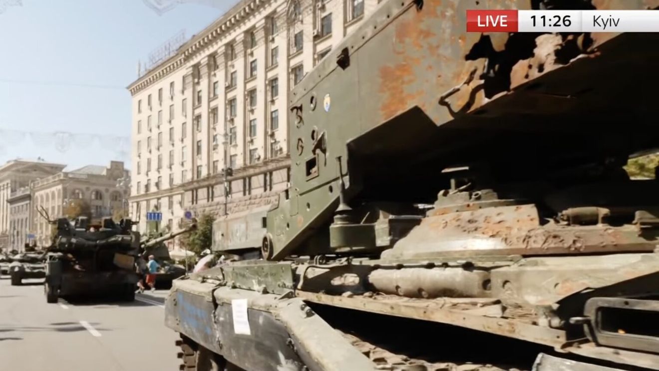 Tancuri şi vehicule de luptă ruseşti distruse au fost aliniate în centrul Kievului, ca pregătire pentru marcarea Zilei Independenţei Ucrainei