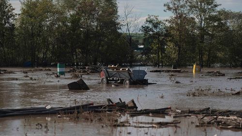 VIDEO Numărul deceselor în urma inundațiilor ajunge la șase / Guvernul promite bani pentru cei afectați de inundații / Se suspendă cursurile școlare, luni și marți, în 25 de localități din Galați