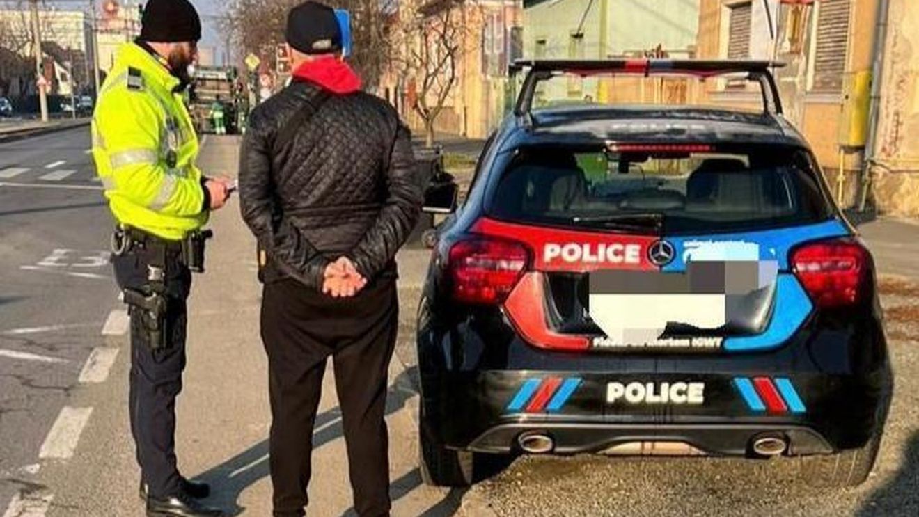 Maşină inscripţionată cu textul ”Police”, oprită de poliţişti în trafic, în Arad / Şoferul a fost amendat cu 990 de lei