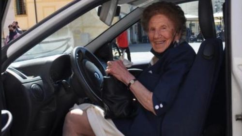 O italiancă de 100 de ani şi-a reînnoit permisul de conducere: ”Mă face fericită şi mă va face să mă simt puţin mai liberă”