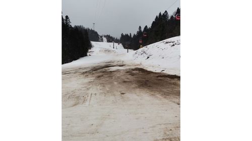 Secetă severă în Poiana Brașov: Lacul de acumulare Ruia aproape gol din cauza zăpezii artificiale / Autoritățile intenționează să pompeze apă în lac din rețeaua Companiei Apa Brașov