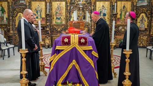 Premierul Bolojan s-a deplasat la Blaj, pentru a se reculege în fața sicriului Preafericitului Cardinal Lucian Mureșan