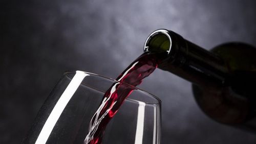 OMS: Consumul de alcool înrăutățește simptomele COVID-19, iar autoritățile ar trebui să limiteze accesul la acesta în perioada de izolare