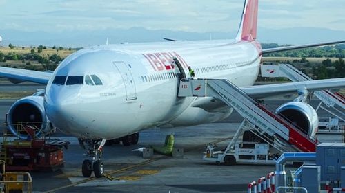 Mai mulţi pasageri evrei care comandaseră meniuri cuşer pe o cursă aeriană de la Buenos Aires la Madrid a companiei Iberia au primit platouri cu inscripţia ”Free Palestine”