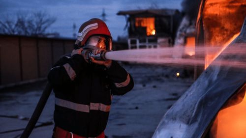 Incendiu de proporții în estul Capitalei/ Șase proprietăți au fost cuprinse de flăcări