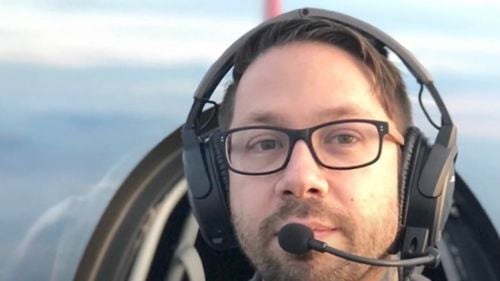 Producătorul muzical Dave Shapiro se afla în avionul care s-a prăbușit peste un cartier din San Diego / A fost basist la trupa The Devil Wears Prada  / Accidentul a provocat evacuarea a aproximativ 100 de persoane