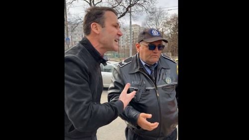 VIDEO Robert Negoiță țipă la agenții Poliției Locale, după ce Nicușor Dan a dispus oprirea lucrărilor pe Calea Dudești, pentru care Primăria Sectorului 3 nu are autorizație