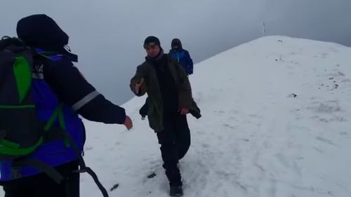 VIDEO Doi turişti blocaţi în munţii Baiului din cauza viscolului şi a vântului puternic, recuperaţi de jandarmii montani şi salvamontişti