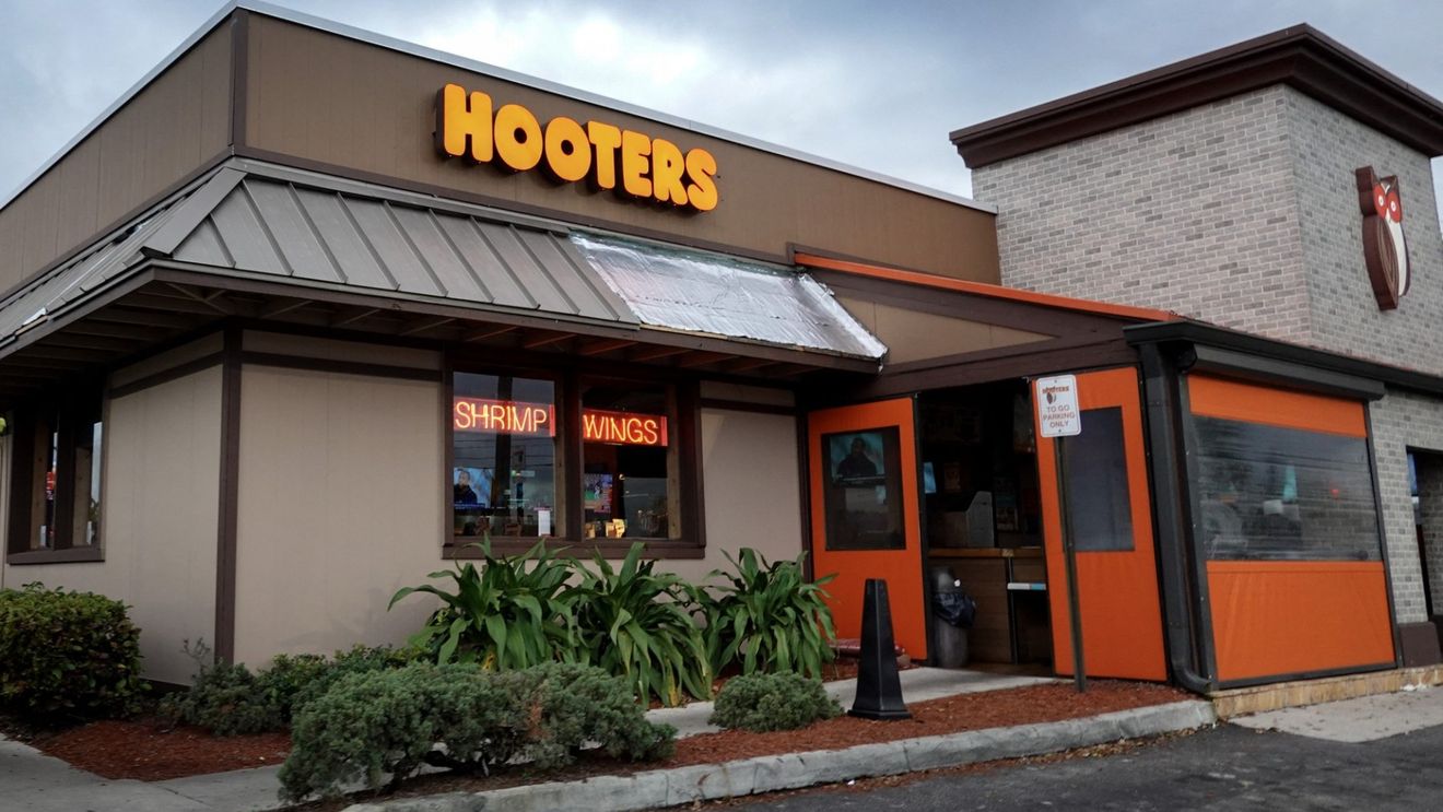 Lanțul american de restaurante Hooters, renumit pentru personalul său 100% feminin, intră în faliment
