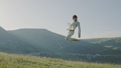 VIDEO Balerinul Serghei Polunin promovează România printr-un clip filmat pe Transalpina şi într-o pădure de stejari seculari din judeţul Vâlcea