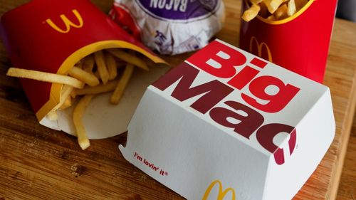 Indicele Big Mac 2024: Preţul unui sandviş Big Mac de la McDonald’s a ajuns 15,8 lei la începutul lui 2024, cu aproape o treime mai mult decât anul trecut / Câți burgeri poate cumpăra un român cu salariul mediu net, comparativ cu vecinii