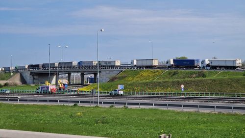 VIDEO Sute de TIR-uri cu cereale așteaptă să intre în Portul Agigea / Coadă de șase kilometri pe A4, marți după-amiază, autocamioanele au numere de înmatriculare românești