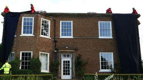 FOTO Activişti Greenpeace acoperă o casă a premierului britanic Rishi Sunak cu pânză „negru petrol”: "Avem cu disperare nevoie ca prim-ministrul nostru să fie un lider în materie de climă, nu un piroman"