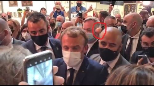 VIDEO Președintele francez Emmanuel Macron, lovit cu un ou la un eveniment din Lyon / Bărbatul care a aruncat oul a fost arestat